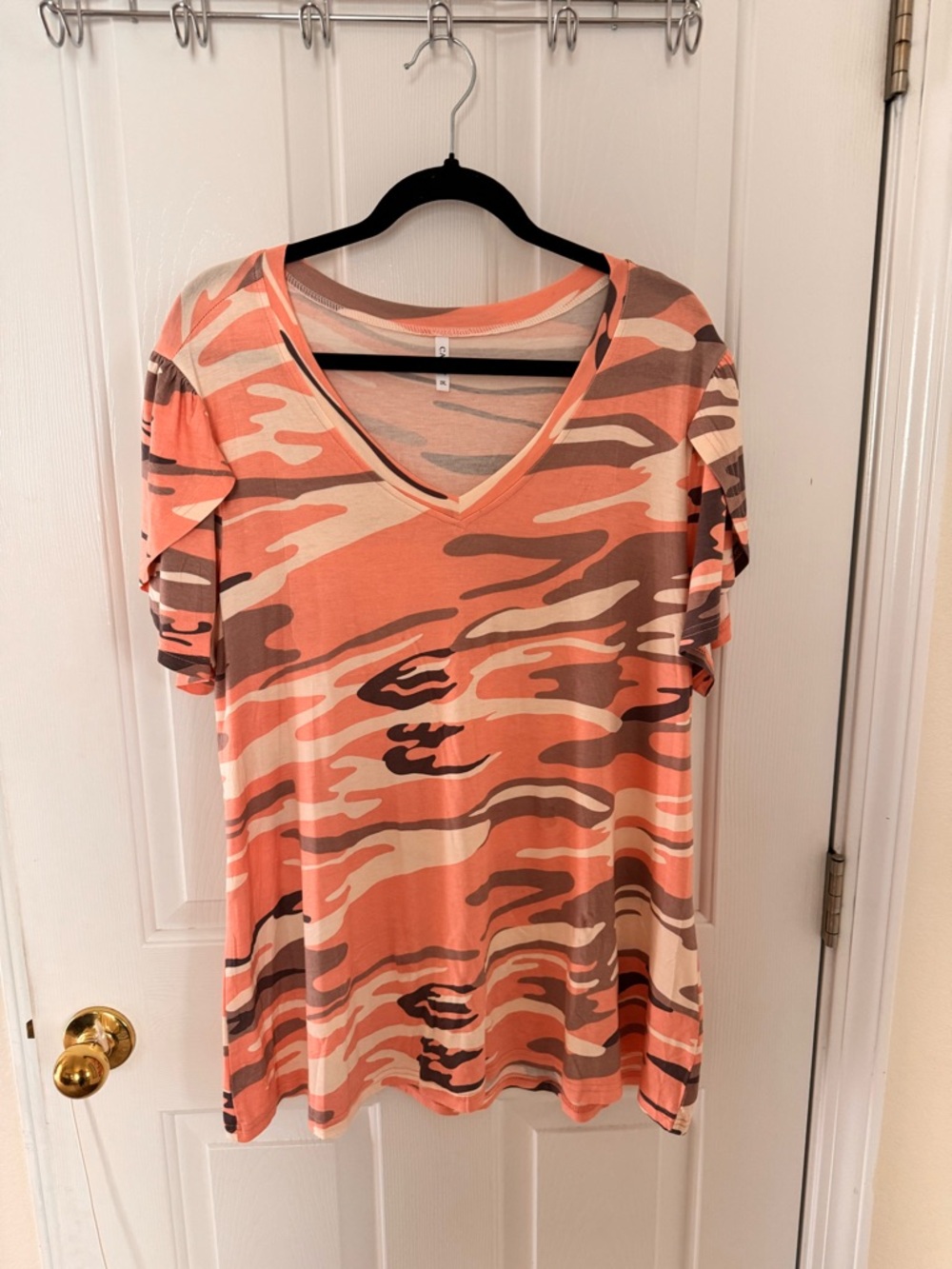 Women’s V-Neck Short Sleeve Top in Coral Camo